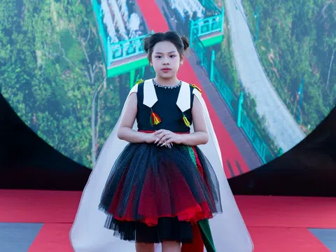 Lưu Cường Thư Kỳ – Sứ giả hạnh phúc nhí rạng rỡ trong show diễn “Hỷ Sắc Lạc Hồng” tại Hạ Long