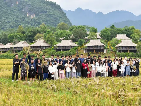 Trường THPT Lê Văn Thiêm (Hà Nội) tổ chức chương trình trải nghiệm thực tế tại Mai Châu – Hòa Bình cho học sinh khối 10