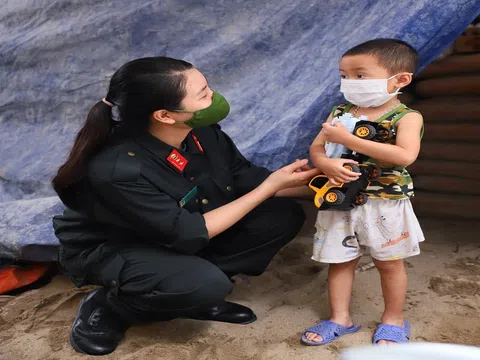 Ấn tượng với "bông hồng thép" của Trung đoàn CSCĐ Hà Nội giữa mùa dịch